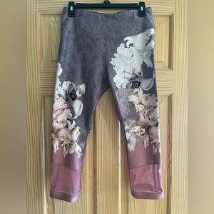 Calia‎ Carrie Underwood Floral Capri Leggings Size Medium